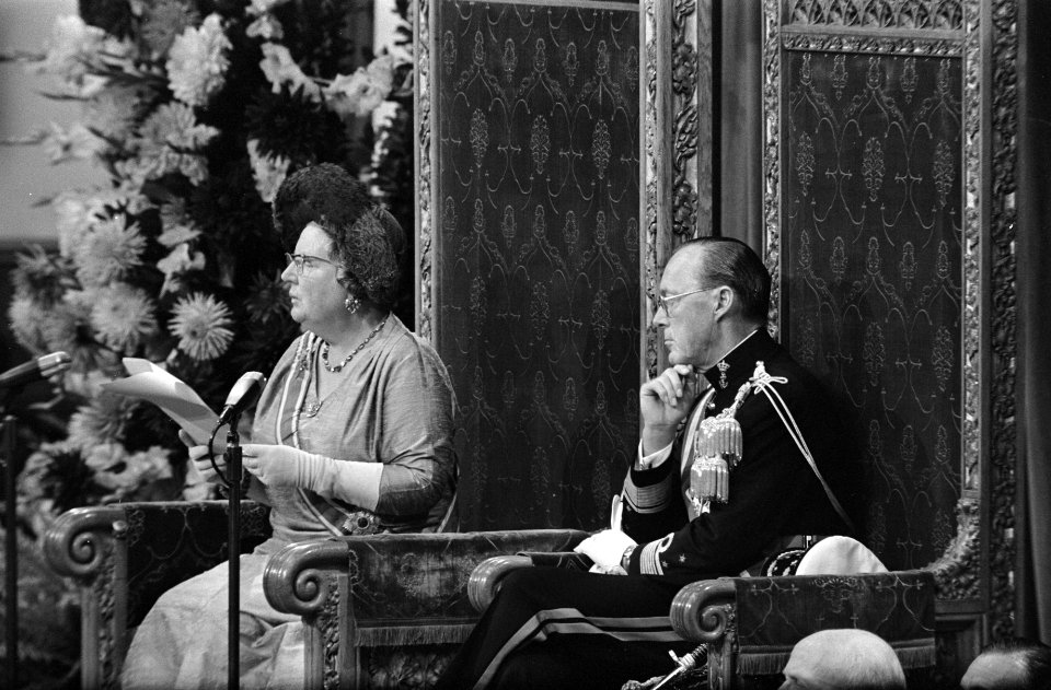 Koningin Juliana leest de Troonrede voor in de Ridderzaal, rechts prins Bernhard, Bestanddeelnr 923-8433