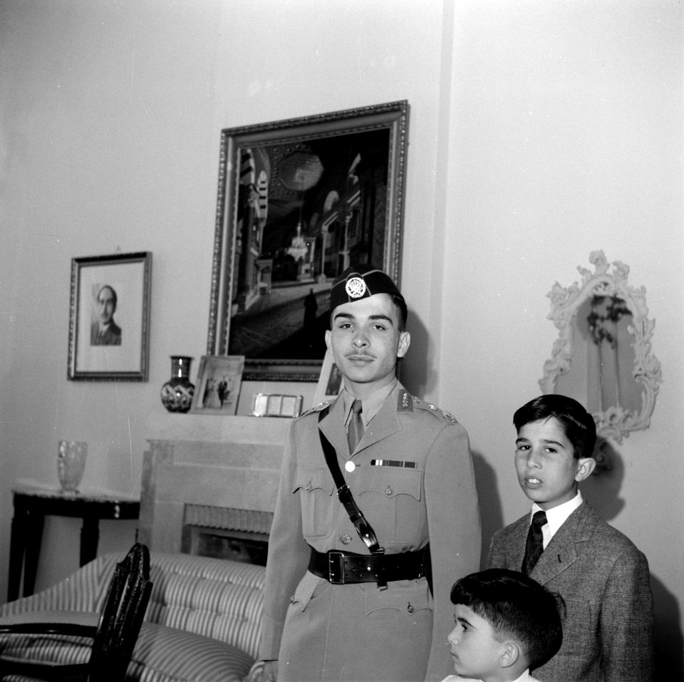Koning Hussein met jongere familieleden, prins Hassan en prins Mohammad, Bestanddeelnr 255-5070