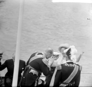 Koning Olav begroet koningin Juliana met een handkus, Bestanddeelnr 916-8555