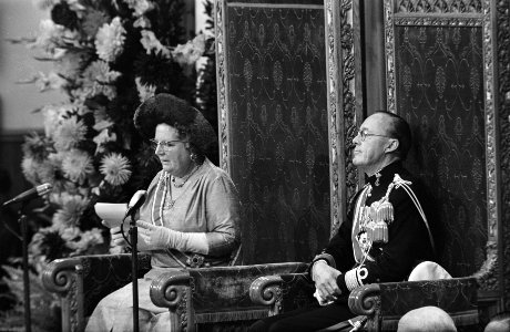 Koningin Juliana leest de Troonrede voor in de Ridderzaal, rechts prins Bernhard, Bestanddeelnr 923-8437