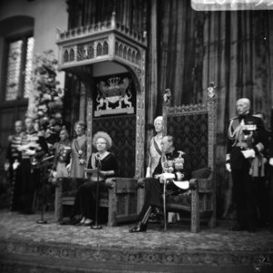 KOningin Juliana leest de troonrede voor, rechts prins Bernhard, Bestanddeelnr 920-7195