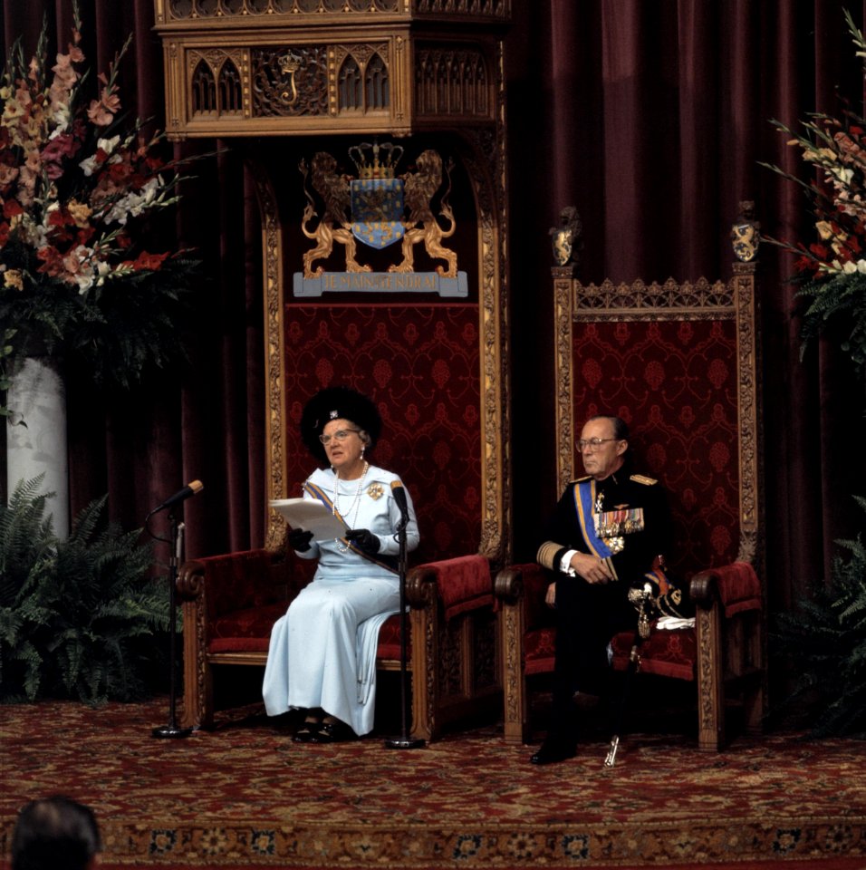Koningin Juliana leest de troonrede voor, naast haar prins Bernhard, Bestanddeelnr 254-9233