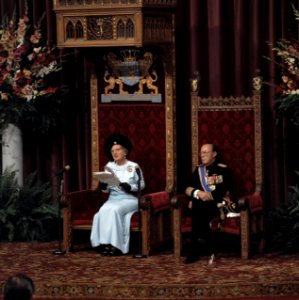 Koningin Juliana leest de troonrede voor, naast haar prins Bernhard, Bestanddeelnr 254-9233