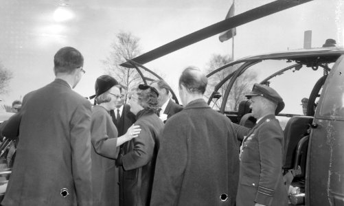 Koningin Juliana en Prins Bernhard openden te Uddel jongerenontmoetingscentrum d, Bestanddeelnr 917-6753