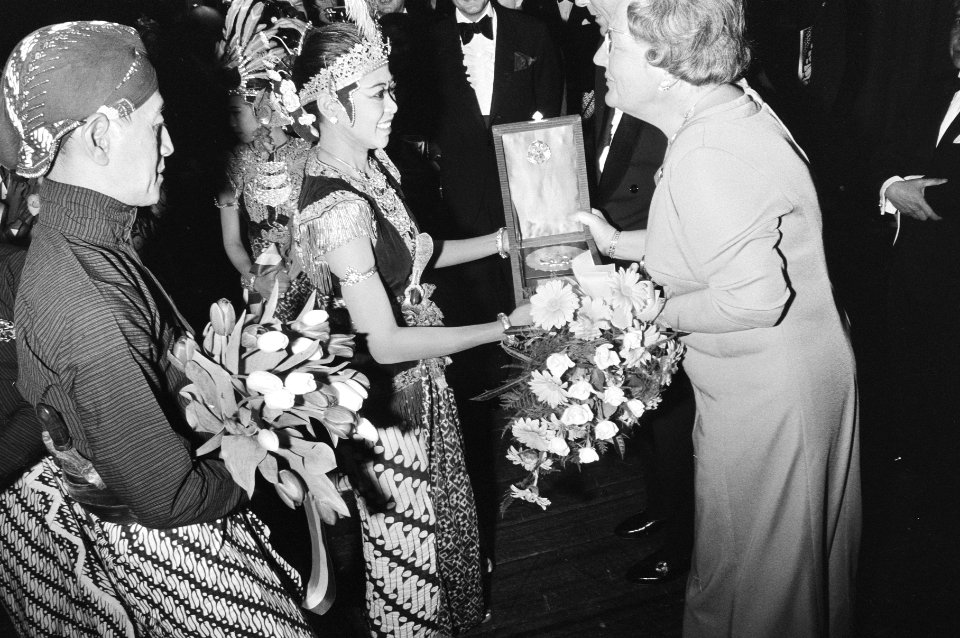 Koningin Juliana krijgt een geschenk overhandigd, Bestanddeelnr 924-4195