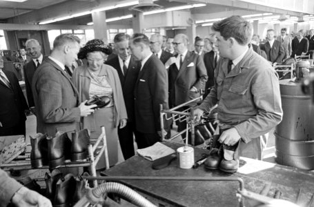 Koningin Juliana in de schoenfabriek van het Fonds voor Sociale Instellingen te , Bestanddeelnr 919-5660