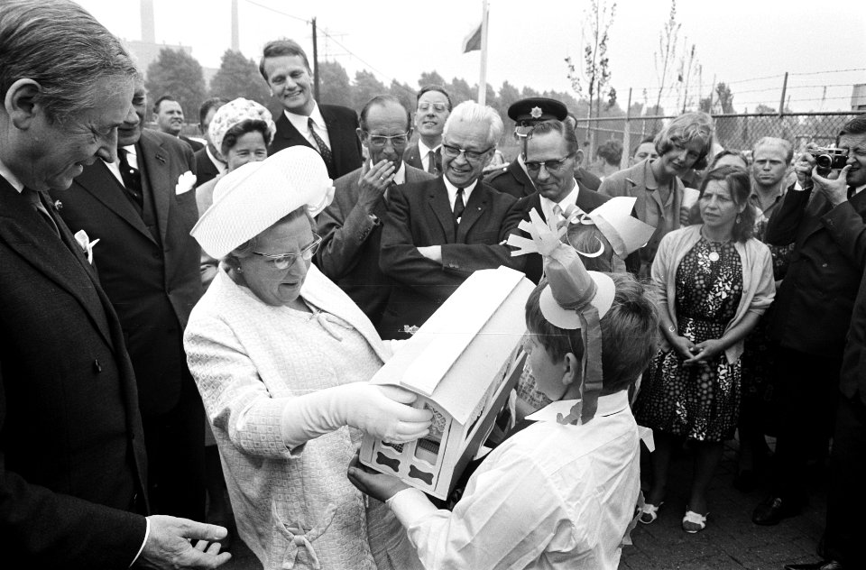 Koningin Juliana krijgt een miniatuur van een woonwagen, Bestanddeelnr 922-5614