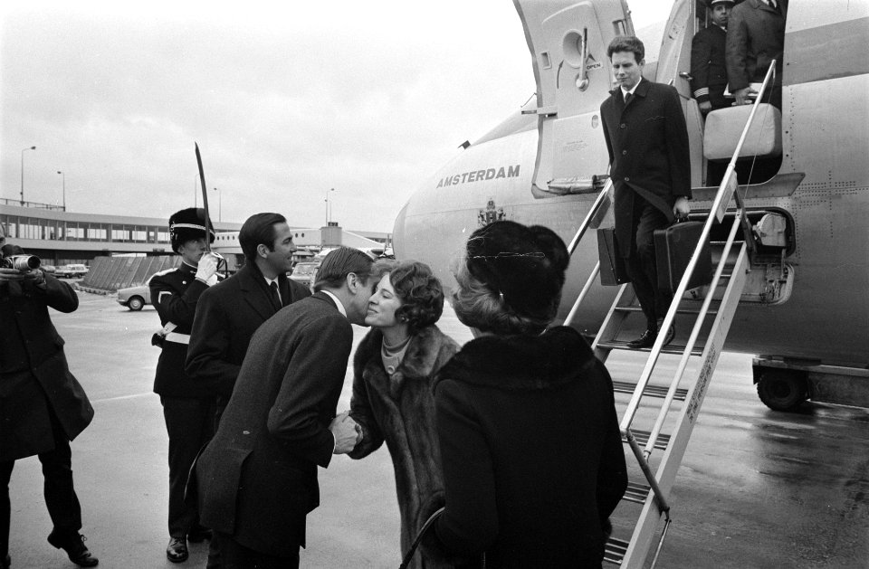 Koning Constantijn en koningin Anne Marie arriveren op Schiphol voor doop twee p, Bestanddeelnr 923-2719