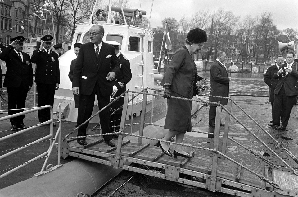 Koningin Juliana geeft te Rotterdam naam aan een reddingsboot, de Javazee, voor , Bestanddeelnr 920-1150