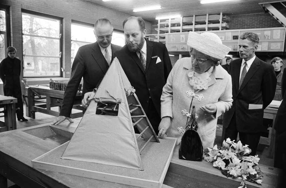 Koningin Juliana krijgt een wigwamtent aangeboden, Bestanddeelnr 924-4821