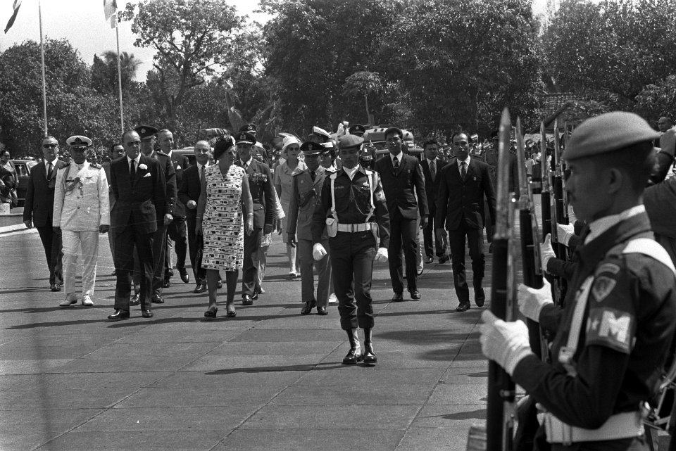 Koningin Juliana en prins Bernhard zullen een krans leggen op het Indonesische e, Bestanddeelnr 924-8671