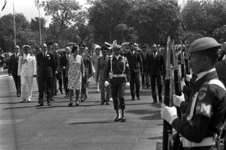 Koningin Juliana en prins Bernhard zullen een krans leggen op het Indonesische e, Bestanddeelnr 924-8671