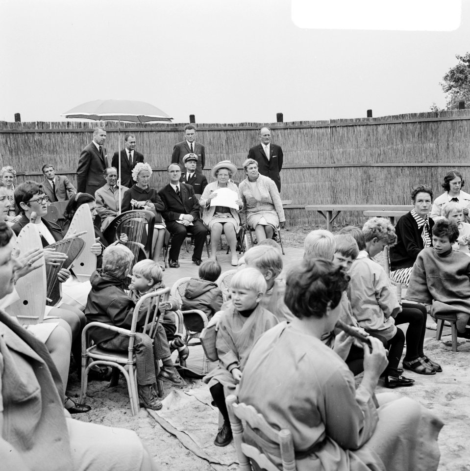 Koningin Juliana krijgt een voorstelling te zien, Bestanddeelnr 922-5400