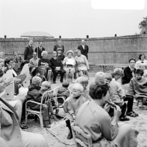 Koningin Juliana krijgt een voorstelling te zien, Bestanddeelnr 922-5400