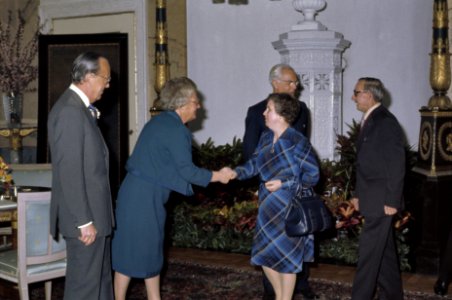 Koningin Juliana en prins Bernhard ontvangen dragers huwelijksmedailles op Soest, Bestanddeelnr 254-9862