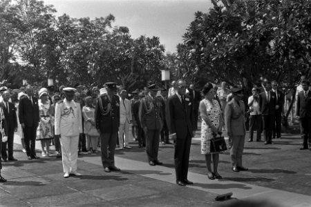 Koningin Juliana en prins Bernhard zullen een krans leggen op het Indonesische e, Bestanddeelnr 924-8670
