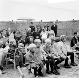 Koningin Juliana krijgt een voorstelling te zien, Bestanddeelnr 922-5404