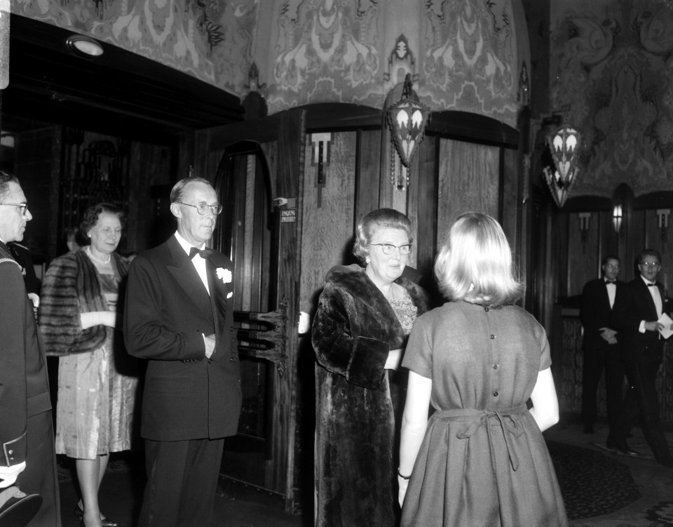 Koningin Juliana en prins Bernhard zijn onder de aanwezigen bij de première van , Bestanddeelnr 919-7296