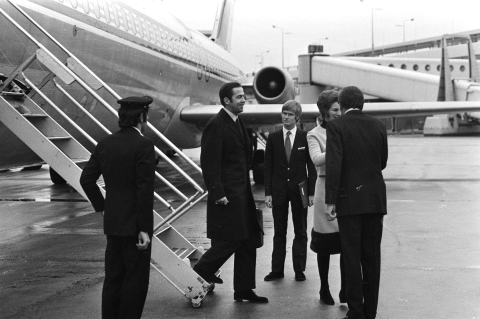 Koning Constantijn van Griekenland en Koningin Annemarie arriveren op Schiphol , Bestanddeelnr 924-0837