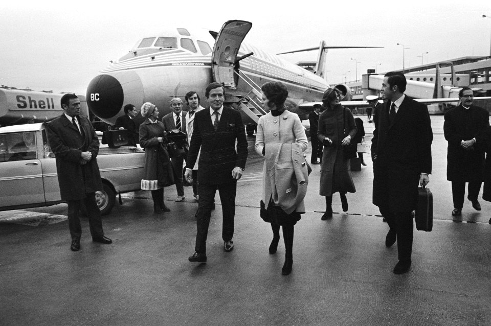 Koning Constantijn van Griekenland en Koningin Annemarie arriveren op Schiphol, Bestanddeelnr 924-0838