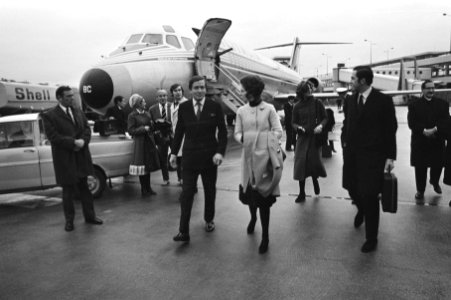 Koning Constantijn van Griekenland en Koningin Annemarie arriveren op Schiphol, Bestanddeelnr 924-0838