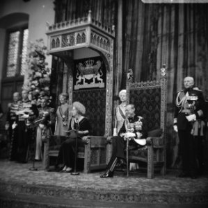 Koningin Juliana leest de troonrede voor, rechts prins Bernhard, Bestanddeelnr 920-7200