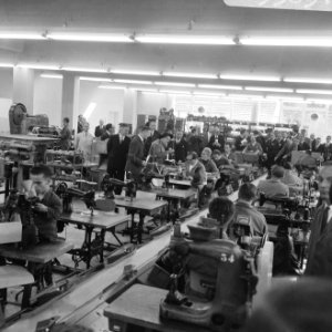 Koningin Juliana in de schoenfabriek van het Fonds voor Sociale Instellingen te , Bestanddeelnr 919-5651