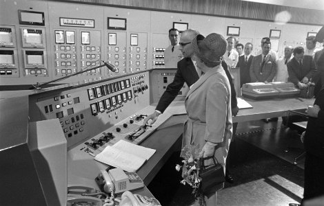 Koningin Juliana in de regelkamer, Bestanddeelnr 922-2355