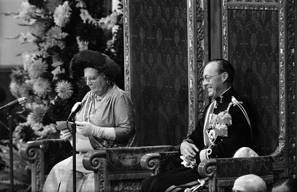 Koningin Juliana leest de Troonrede voor in de Ridderzaal, rechts prins Bernhard, Bestanddeelnr 923-8436