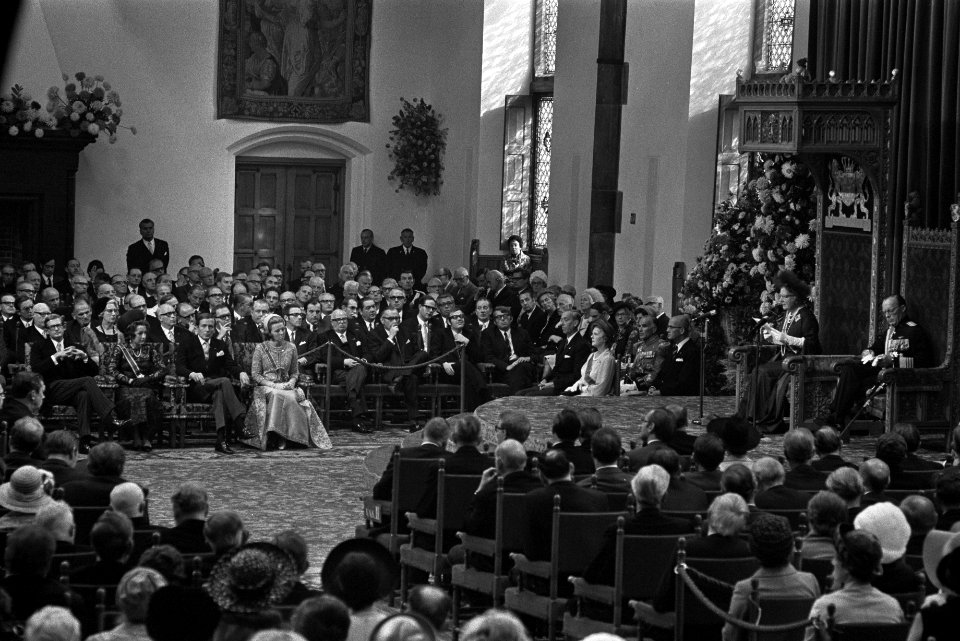 Koningin Juliana leest de troonrede in de Ridderzaal voor, Bestanddeelnr 924-9559