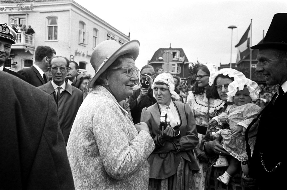 Koningin Juliana in Den Burg bij de bevolking in klederdracht, Bestanddeelnr 922-5368