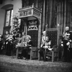 Koningin Juliana leest de troonrede voor, rechts prins Bernhard, Bestanddeelnr 920-7198