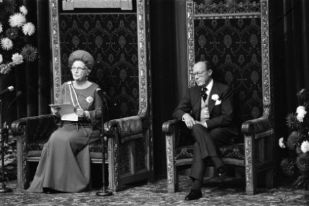 Koningin Juliana leest de troonrede, rechts prins Bernhard, Bestanddeelnr 929-3549