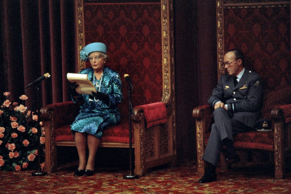 Koningin Juliana leest de troonrede voor, rechts prins Bernhard, Bestanddeelnr 254-9600