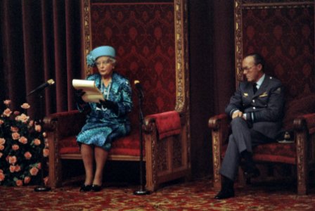 Koningin Juliana leest de troonrede voor, rechts prins Bernhard, Bestanddeelnr 254-9600