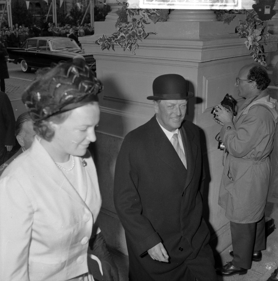 Koning Olav begroet door Prinses Irene, Bestanddeelnr 913-8445