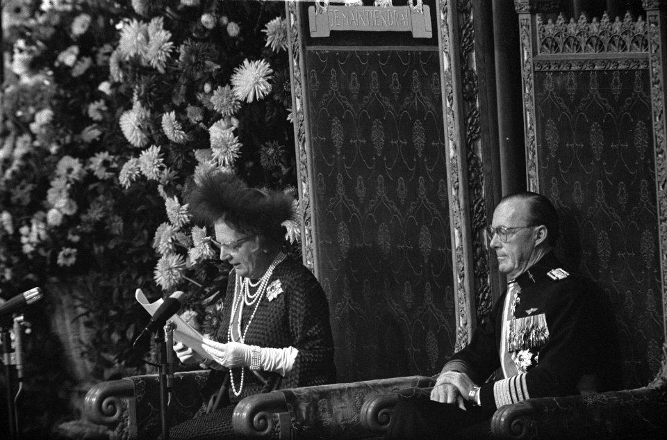 Koningin Juliana leest de troonrede voor in de Ridderzaal rechts prins Bernhard, Bestanddeelnr 924-9552