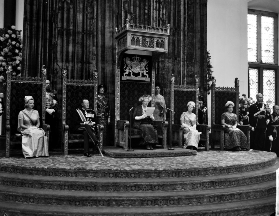 Koningin Juliana leest de Troonrede voor Prinses Irene , prins Bernhard , konin, Bestanddeelnr 915-5331