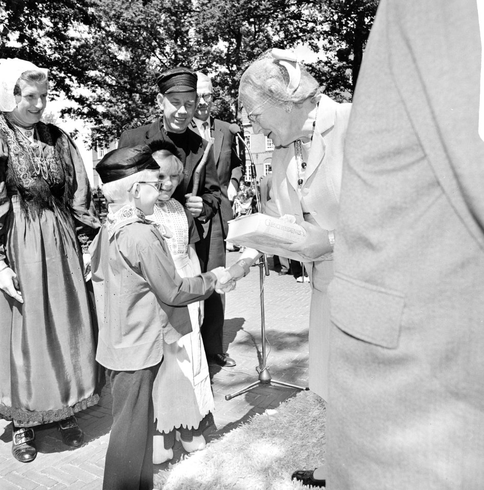 Koningin Juliana krijgt een cadeau van een jongetje in Laren, Bestanddeelnr 927-2384