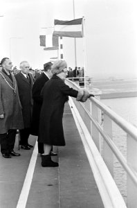 Koningin Juliana houdt zich vast aan de brugleuning bij het openen van de Ooster, Bestanddeelnr 918-5659