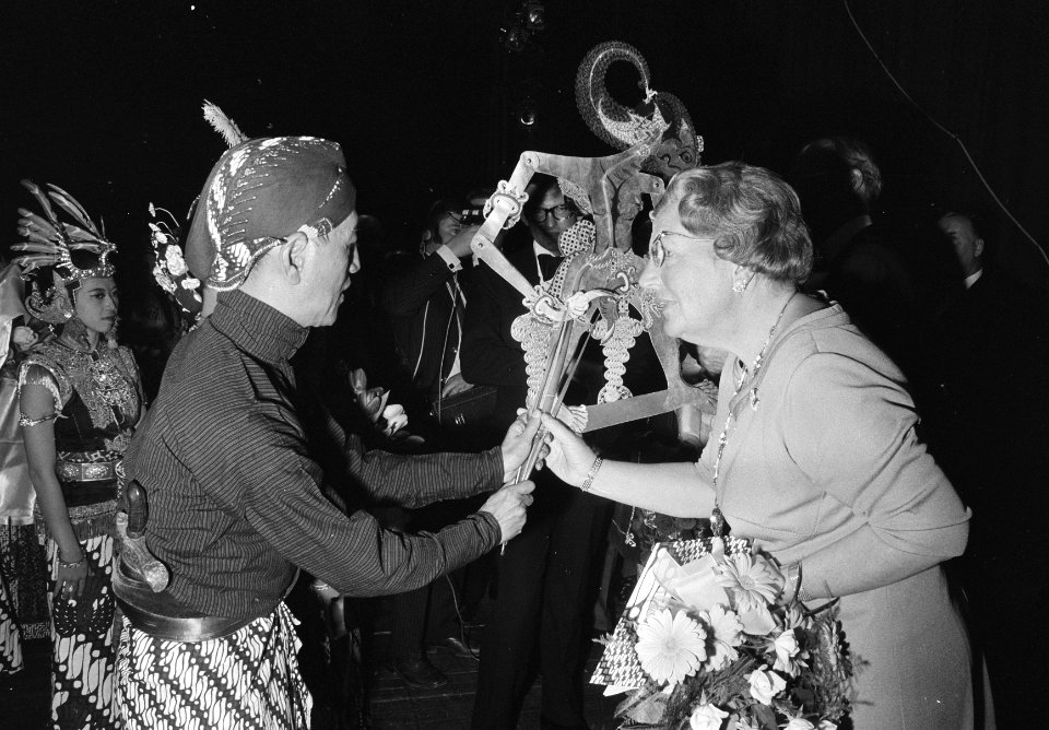 Koningin Juliana krijgt een pop aangeboden, Bestanddeelnr 924-4189