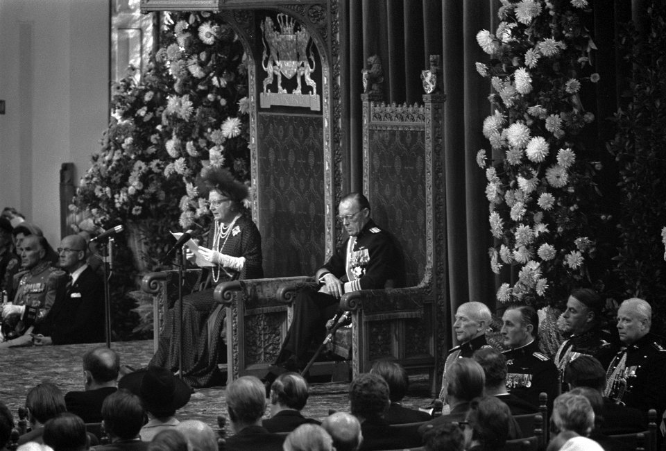 Koningin Juliana leest de troonrede voor in de Ridderzaal rechts prins Bernhard, Bestanddeelnr 924-9555