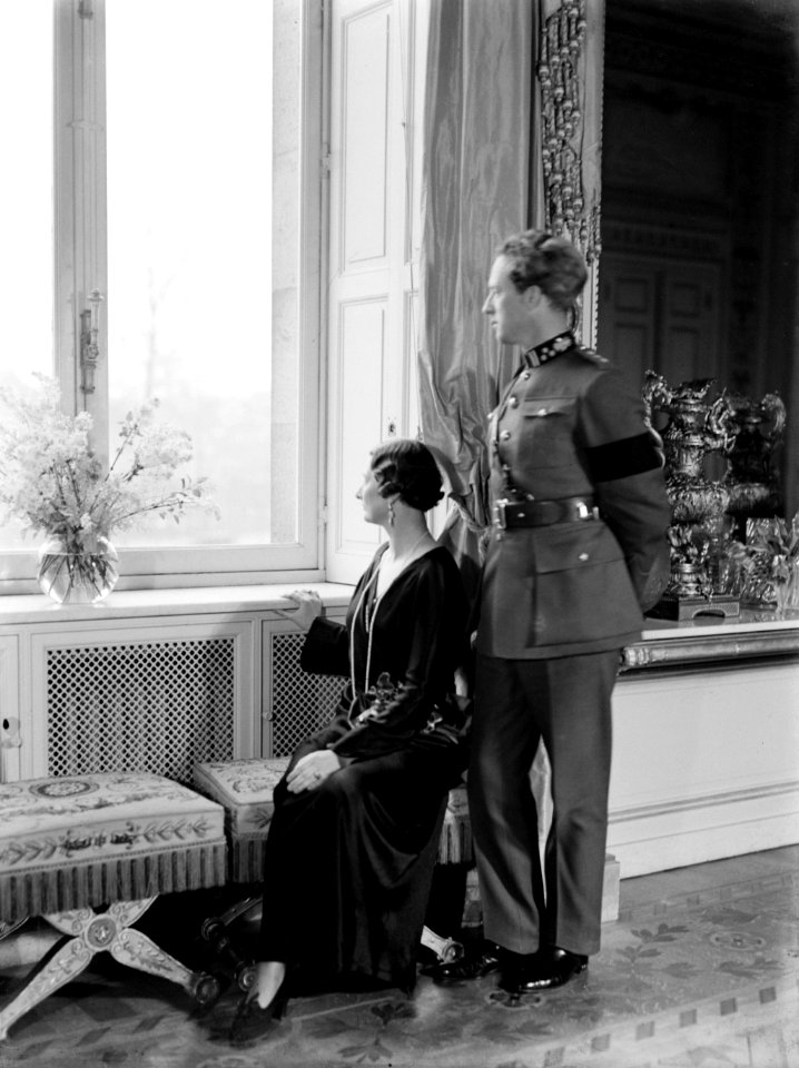 Koning Leopold III (staand in uniform) en koningin Astrid (zittend) voor een raa, Bestanddeelnr 190-0633