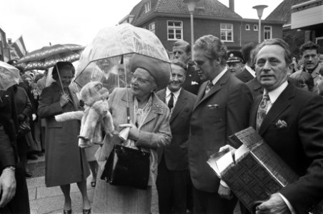 Koningin Juliana krijgt een speelgoed-aap, Bestanddeelnr 925-5379