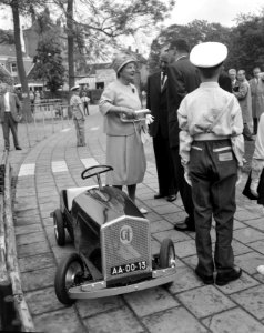 Koningin Juliana in Assen Aanbieding trapauto en gedicht, Bestanddeelnr 912-7473