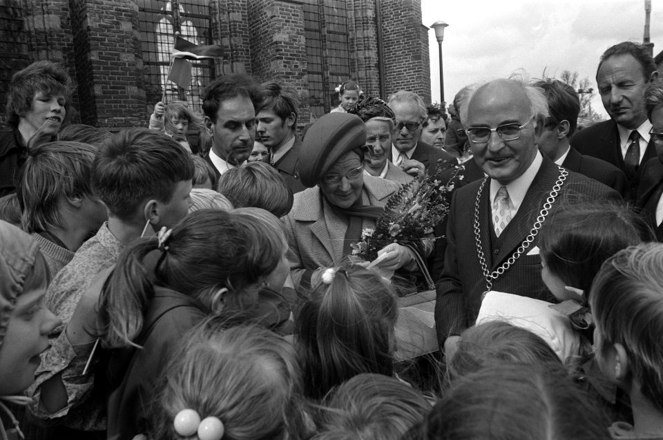 Koningin Juliana in contact met kinderen van Kockengen, in gezelschap van de bur, Bestanddeelnr 925-6319