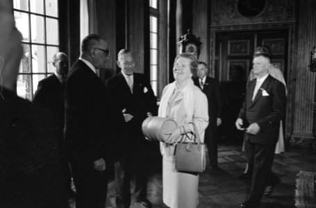 Koningin Juliana krijgt een vaatje groene haring aangeboden, Bestanddeelnr 913-9857