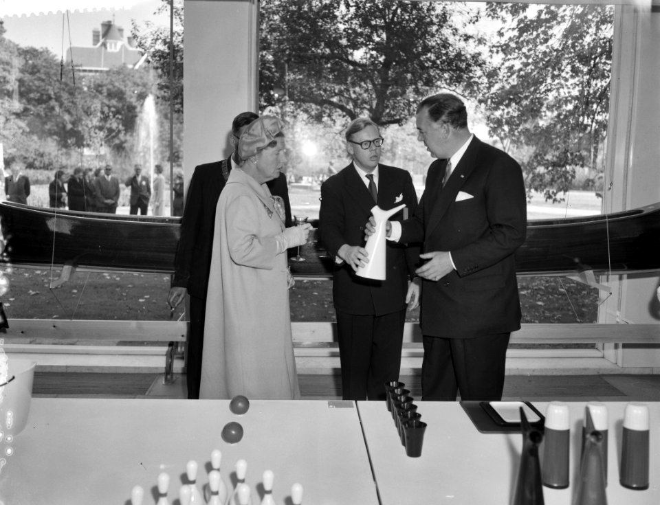Koningin Juliana en prins Bertil tijdens hun rondgang over de expositie, Bestanddeelnr 910-7253