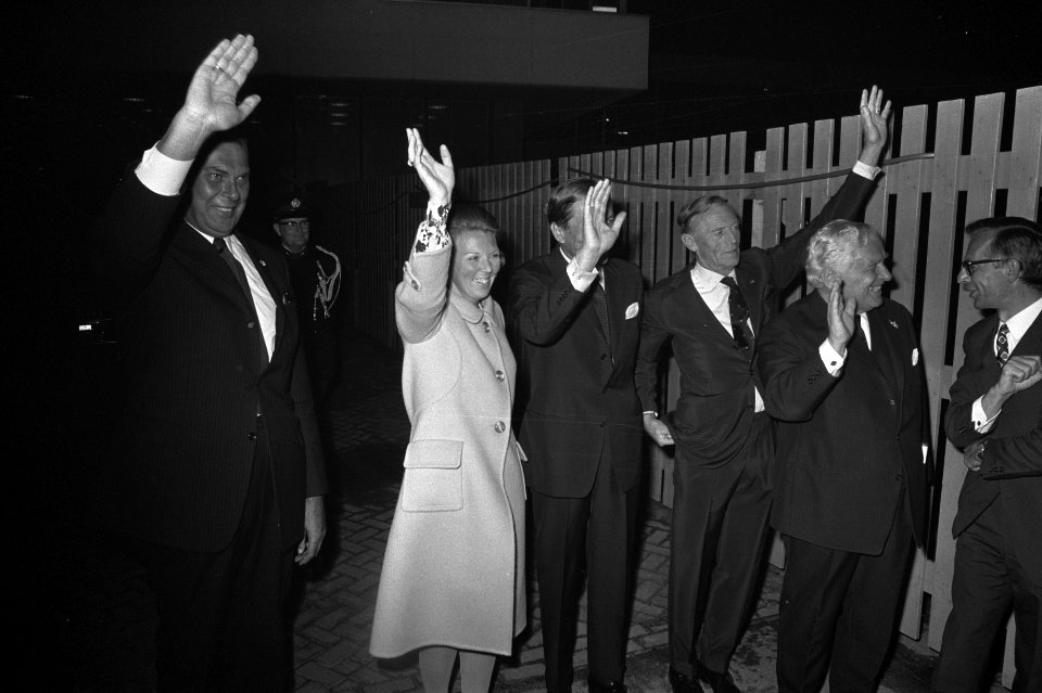 Koningin Juliana en Prins Bernhard vertrekken van Schiphol naar Thailand en Indo, Bestanddeelnr 924-8482