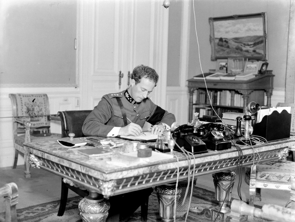 Koning Leopold III in uniform achter zijn bureau in het paleis in Laken, Bestanddeelnr 190-0630